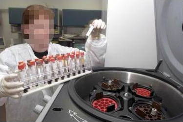 裝載離心機的實驗室技術員